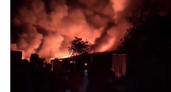 හෝමාගම කර්මාන්ත ශාලාවේ ගින්න නිවා දැමේ..